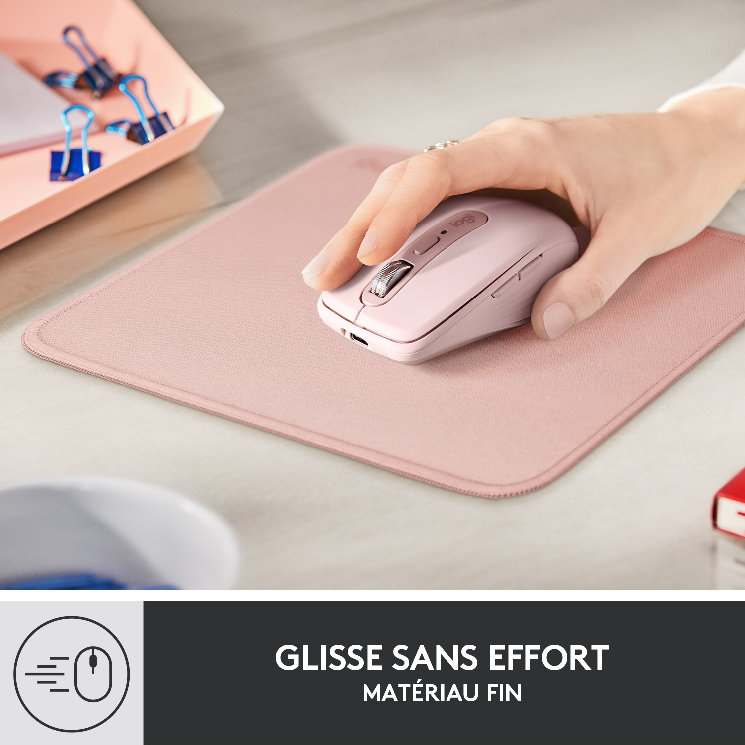 Une main utilise une souris rose sur un tapis de souris rose. Le texte en bas dit 'glisse sans effort'.
