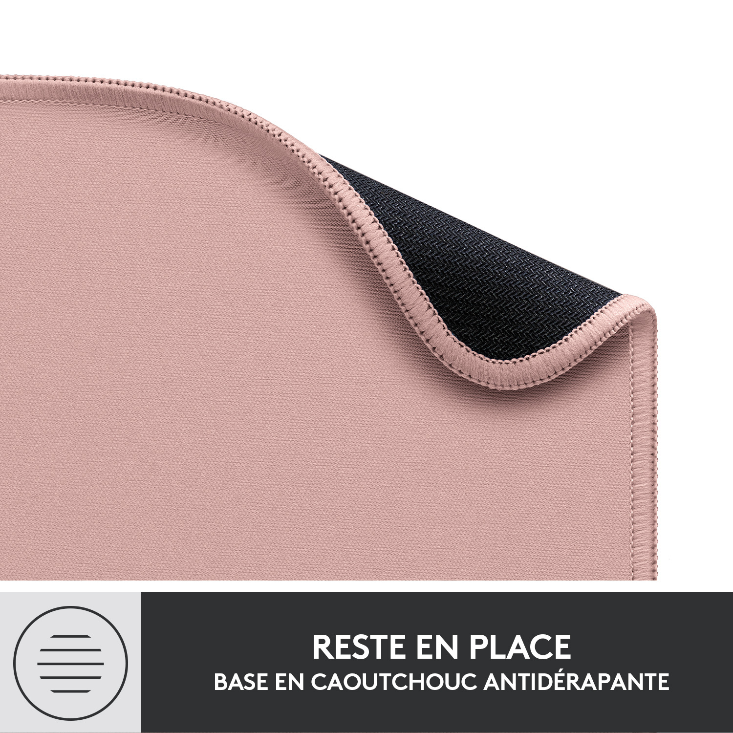 Gros plan sur tapis de souris rose avec dessous noir et bord cousu. Texte : Rester en place.