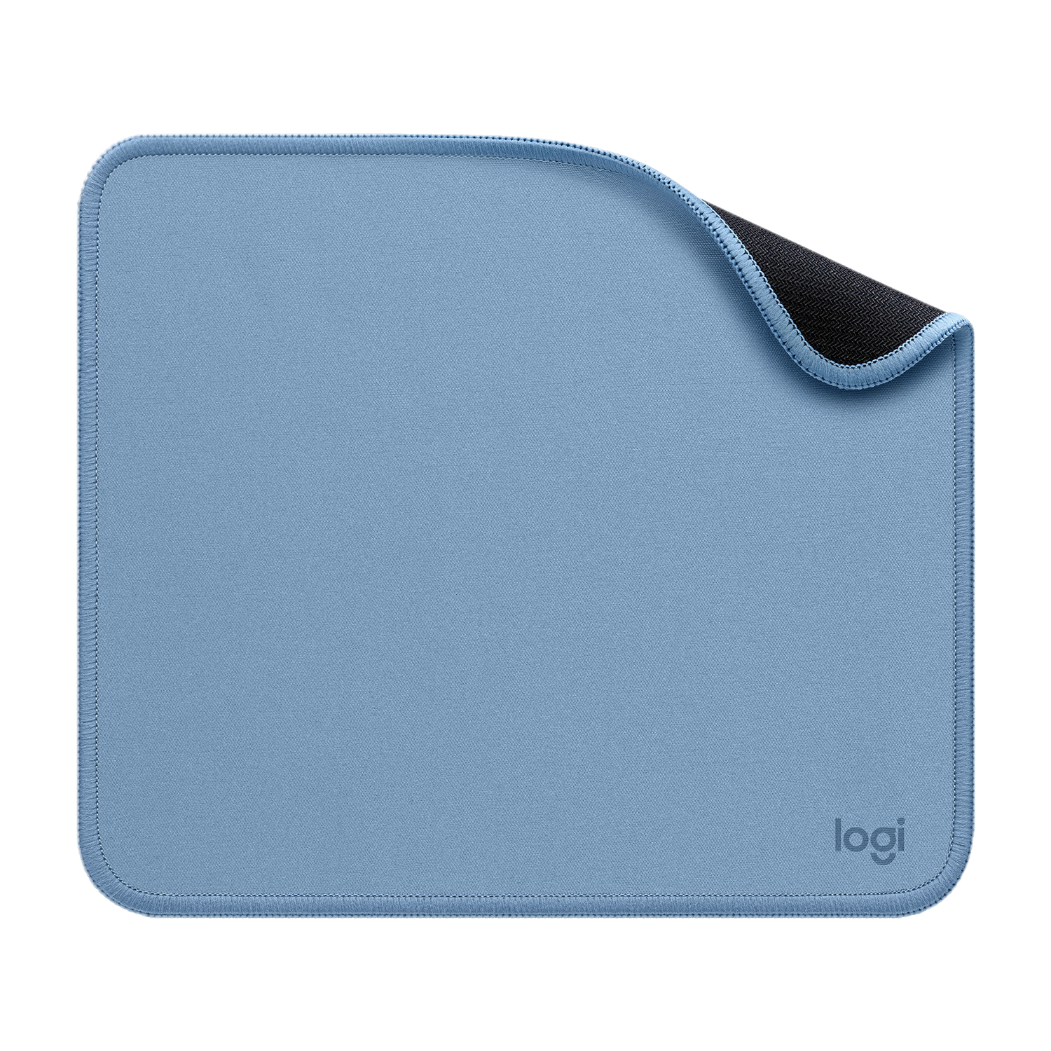 Lichtblauwe Logitech muismat met zwarte onderkant en gestikte randen. Het Logitech logo staat rechtsonder.