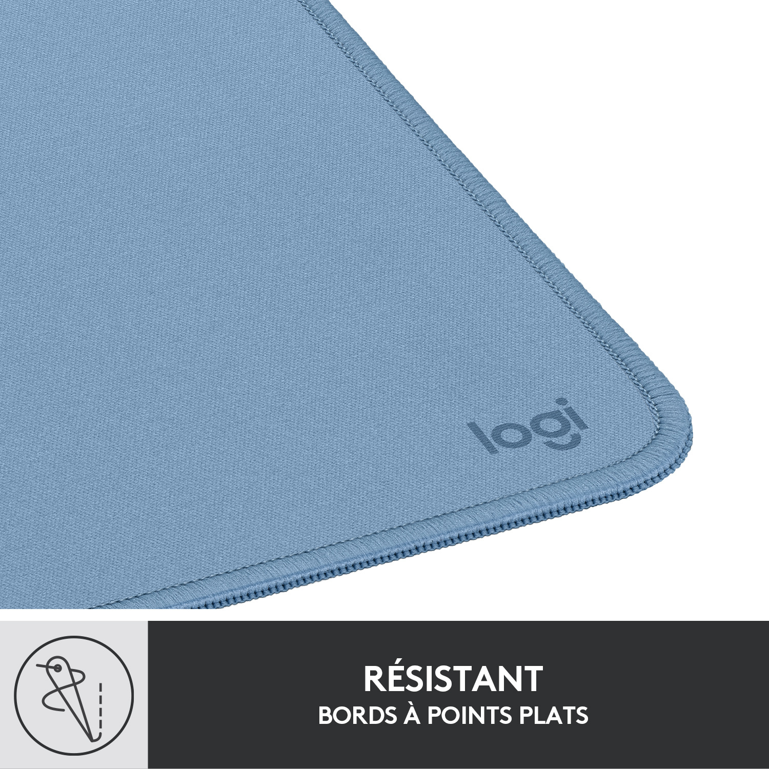 Gros plan d'un tapis de souris bleu clair avec un bord cousu et un logo dans le coin.