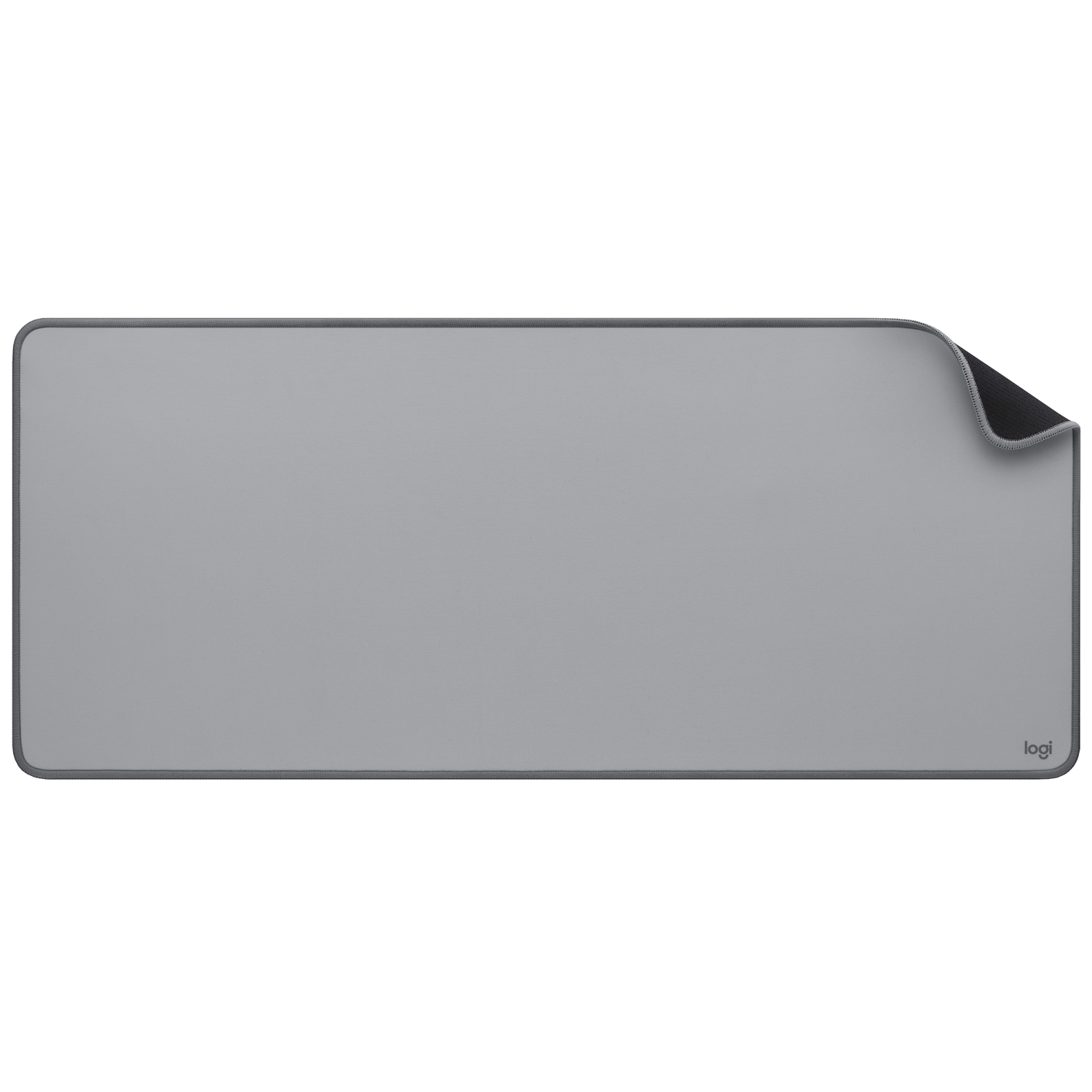 Un tapis de souris rectangulaire gris avec un bord noir et un logo Logi en bas.
