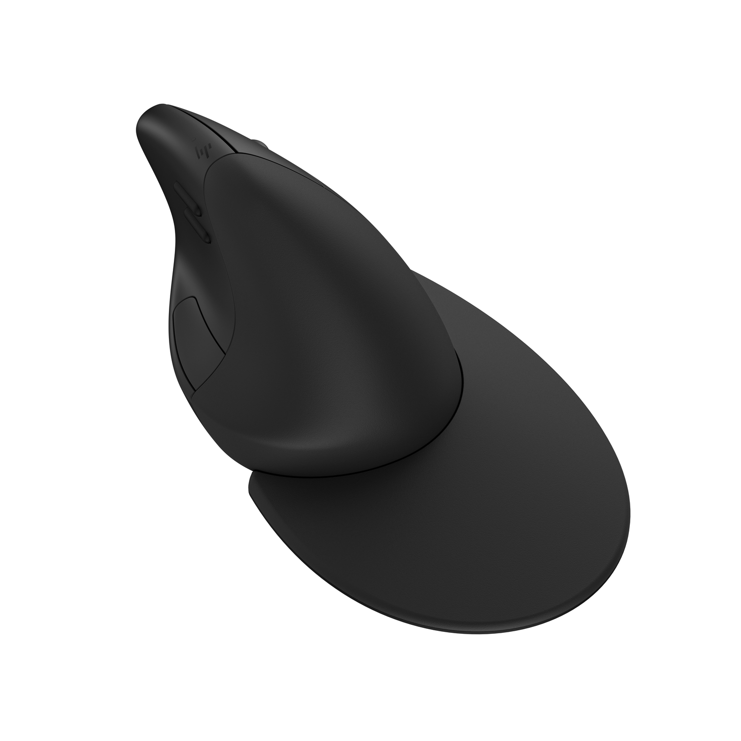 Zwarte ergonomische muis op een witte achtergrond. De muis is schuin en heeft een brede basis voor de pols.