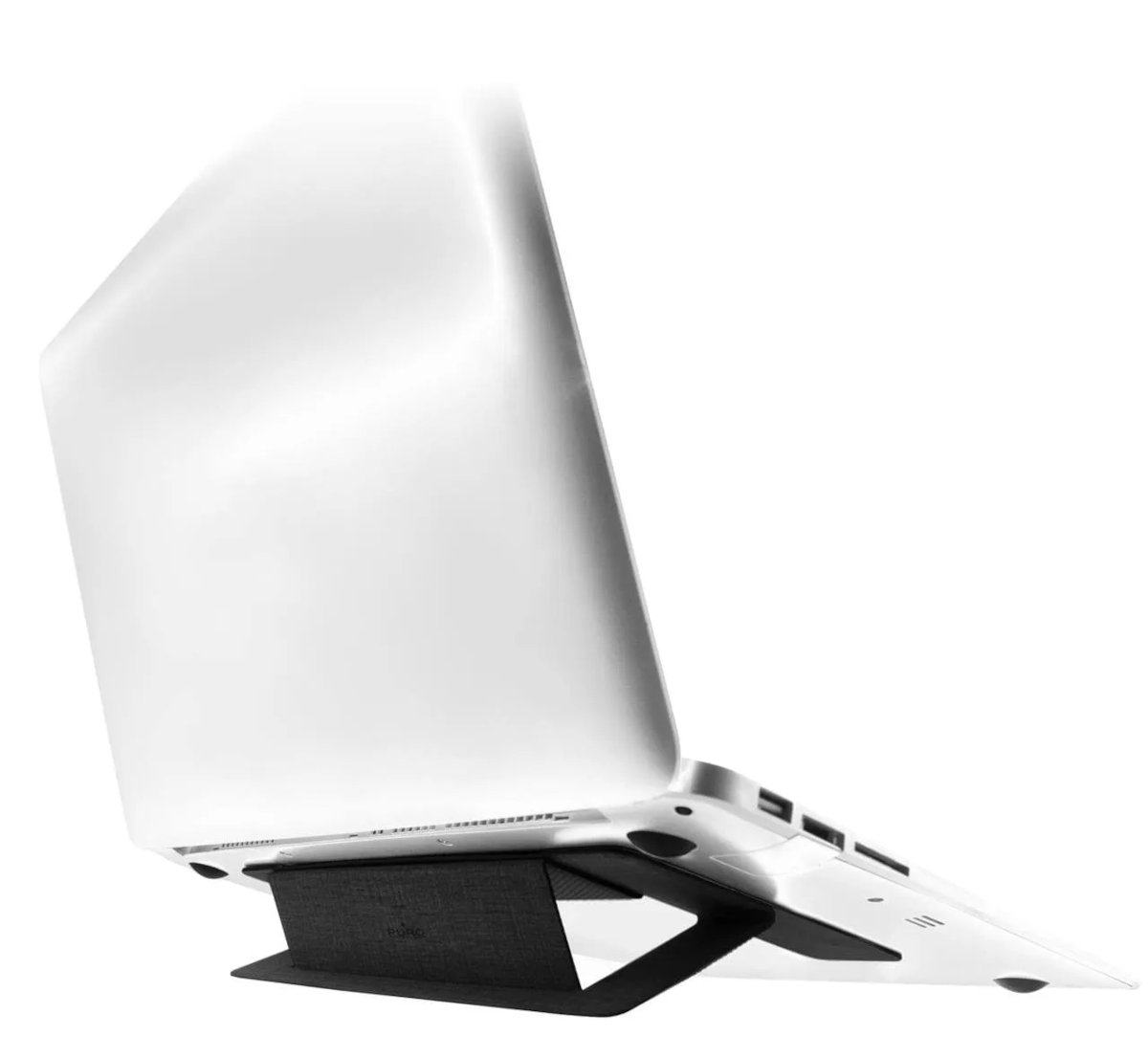 Biały laptop oparty na czarnym stojaku, pokazujący tył laptopa.