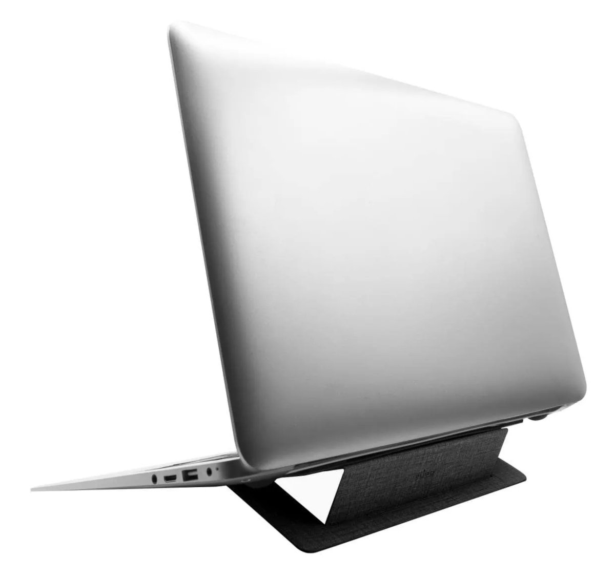 Srebrny laptop na czarnym stojaku, widok z tyłu, z ekranem skierowanym do góry.