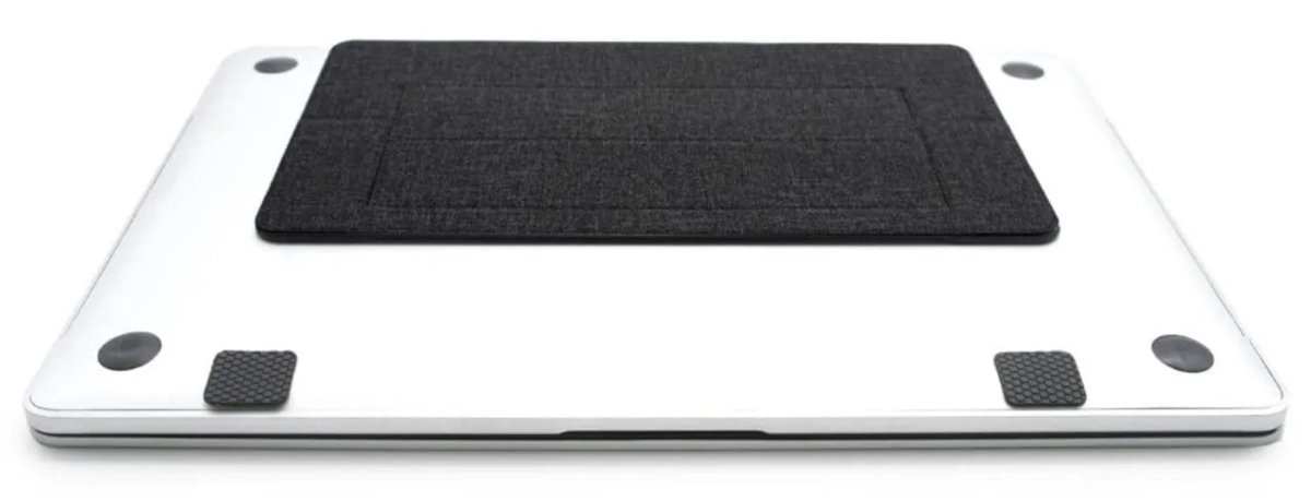 Spód laptopa z dołączonym filcowym stojakiem. Widoczne cztery gumowe nóżki. Ciemnoszary filc.