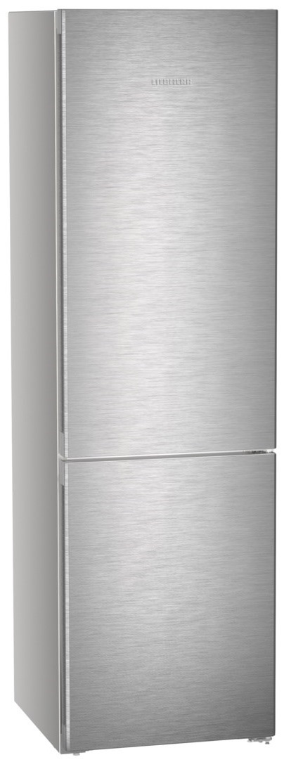 Kobieta siedząca na ławce ze słuchawkami i etui.