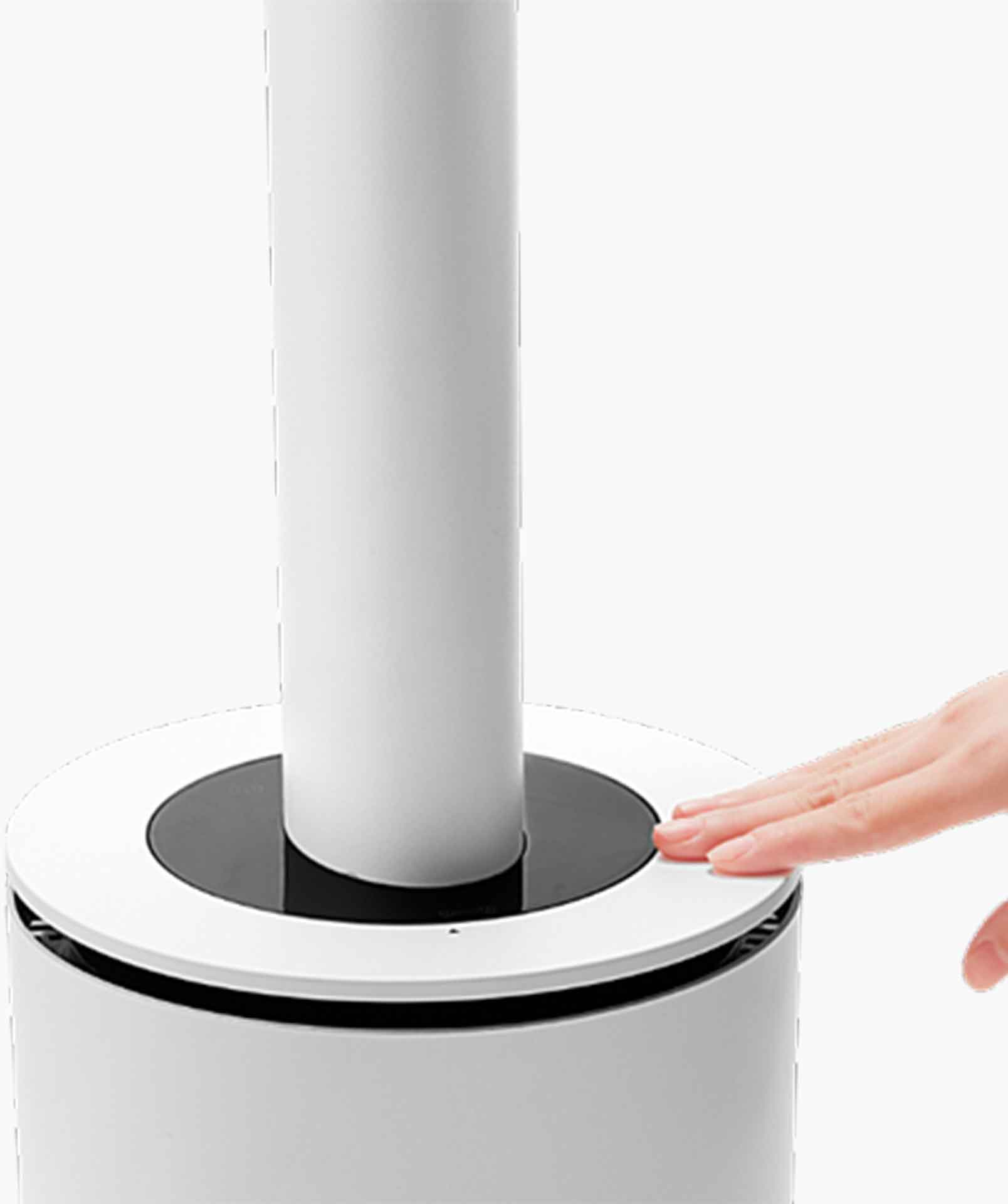 Un ventilateur cylindrique noir et blanc avec une personne touchant le bouton d'alimentation tactile.