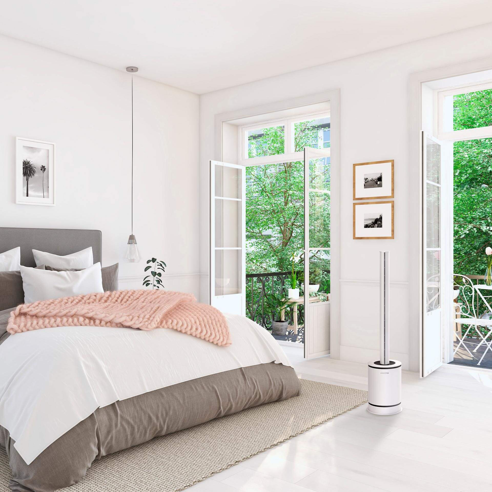 Chambre avec lit, vue sur le balcon. Murs blancs, une couverture rose et un purificateur d'air blanc.
