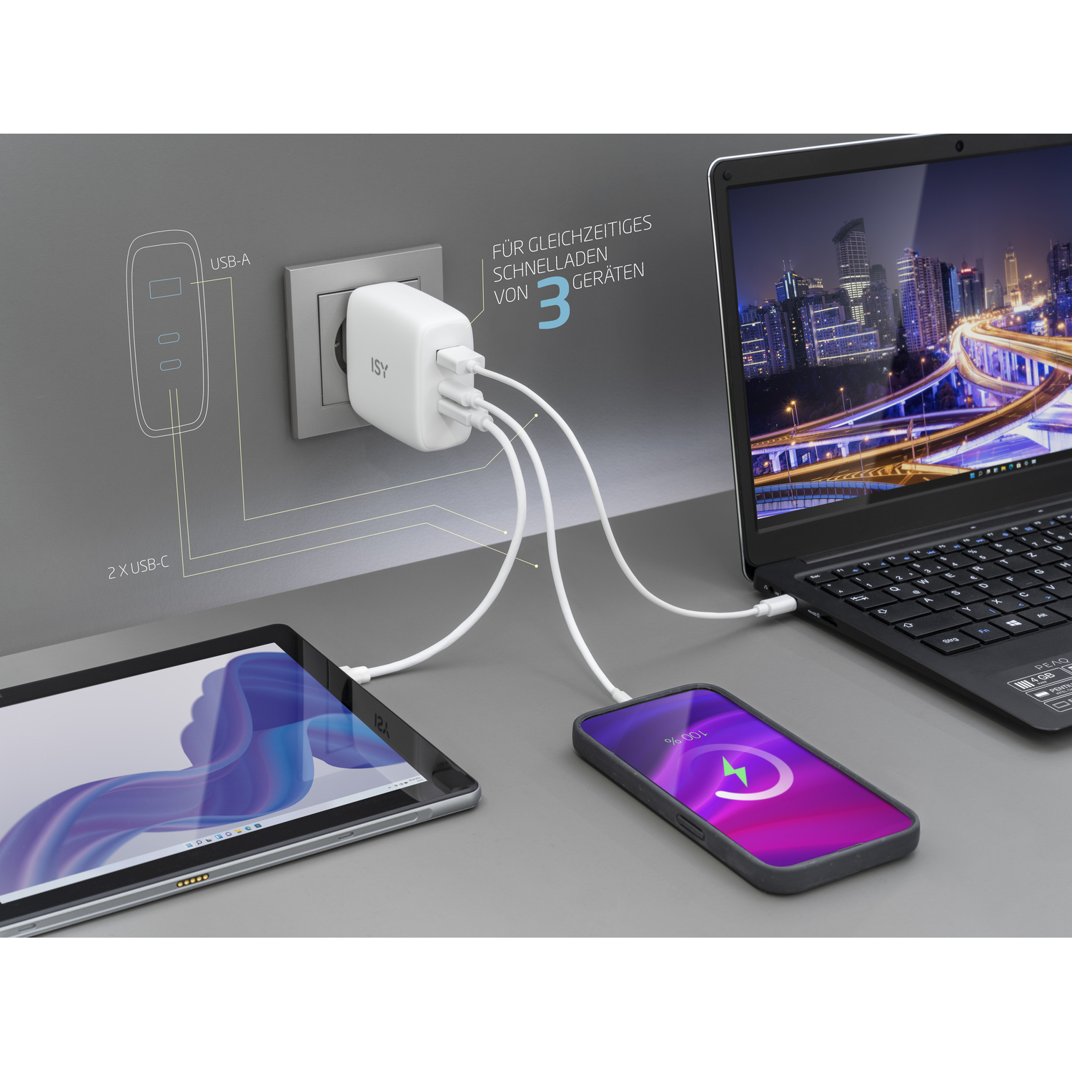 Een witte voedingsadapter die een tablet, een laptop en een smartphone oplaadt met USB-kabels.