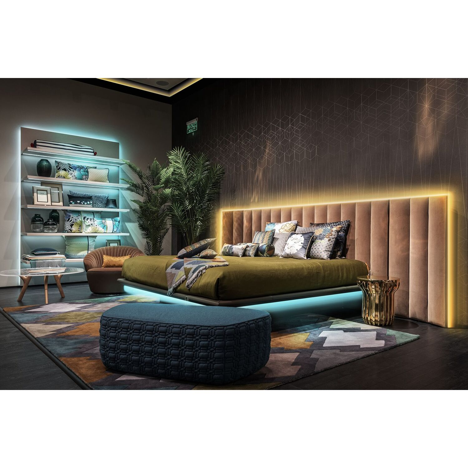Een moderne slaapkamer met een groot bed, een verlicht hoofdbord en een patroonkleed. Elegant ontwerp.