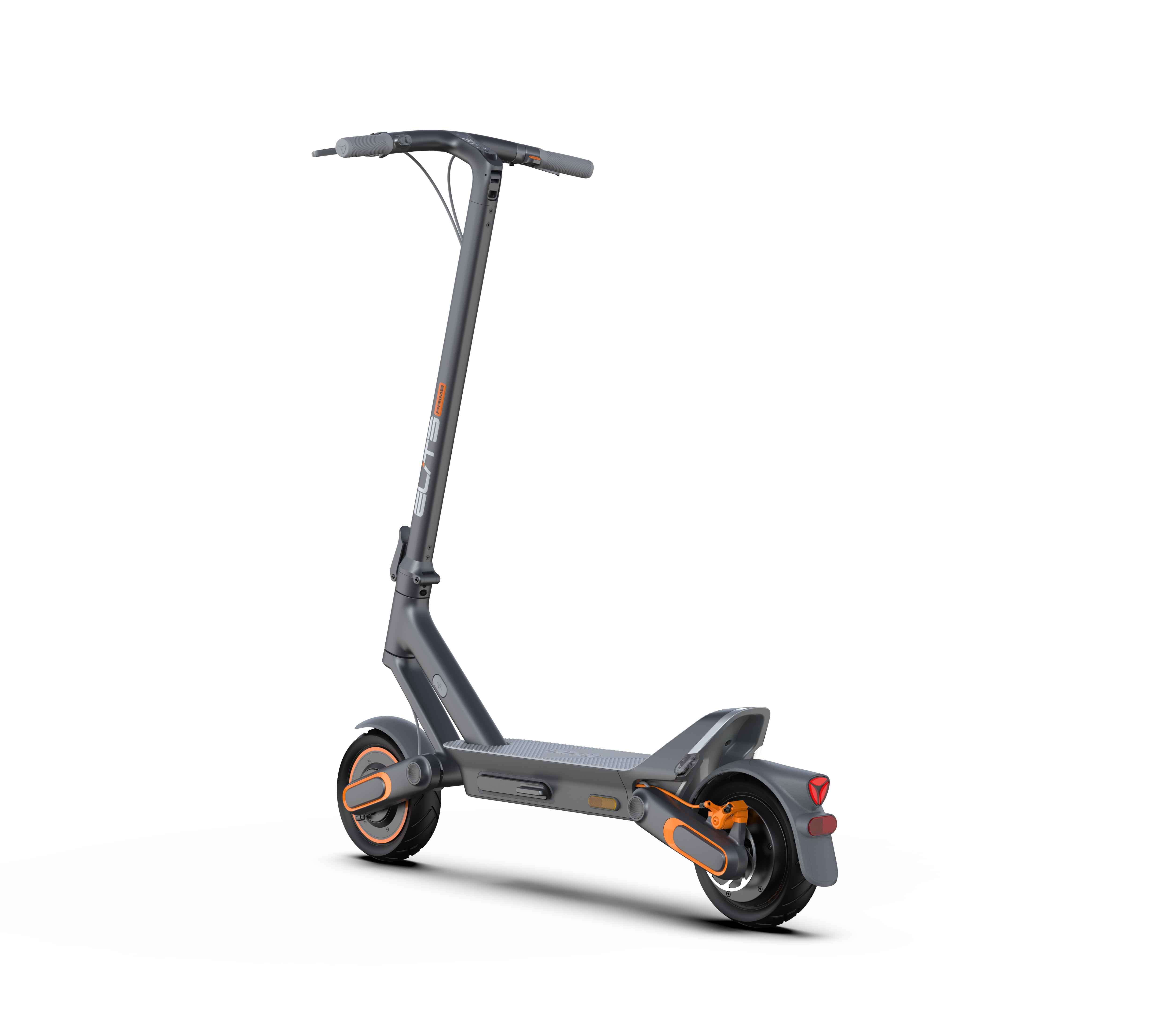 Beyaz zemin üzerinde gri bir elektrikli scooter. Turuncu detayları ve arka lambası var.