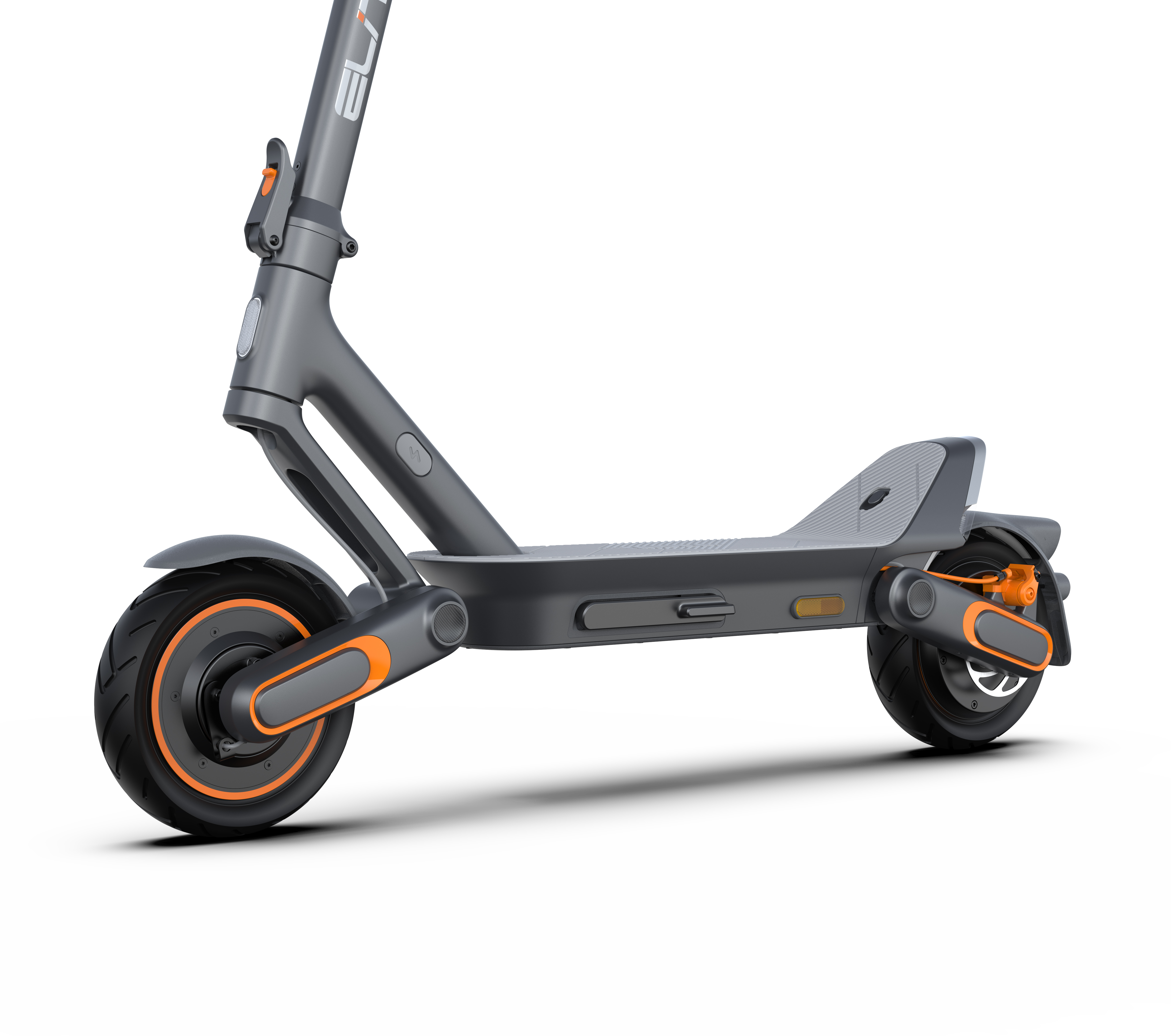 Beyaz zemin üzerinde gri elektrikli scooter, lastiklerde ve tekerlekte turuncu vurgular.