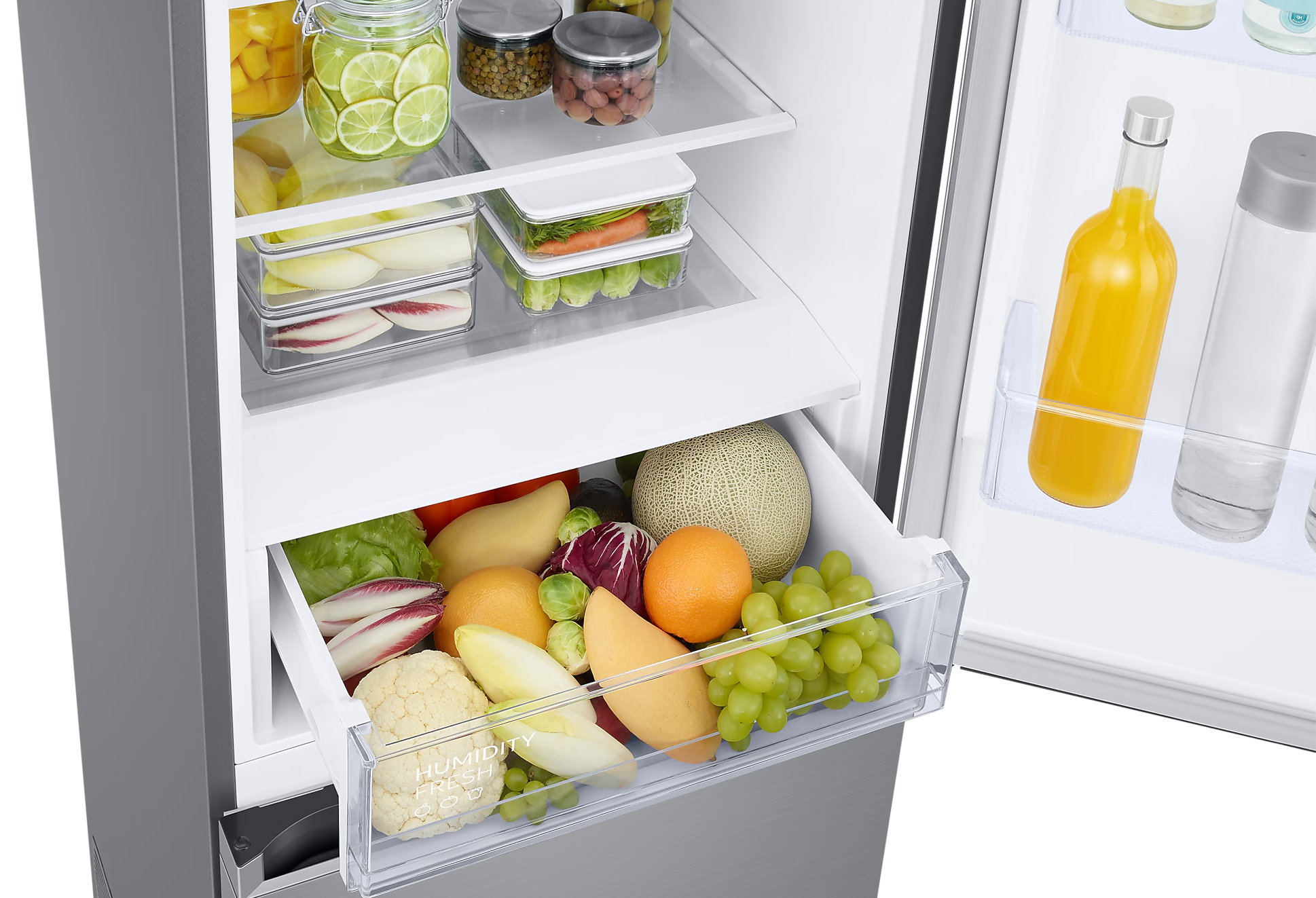 Hűtőszekrény belseje friss gyümölcsökkel, zöldségekkel és üvegekkel, belülről, nyitott ajtóval.
