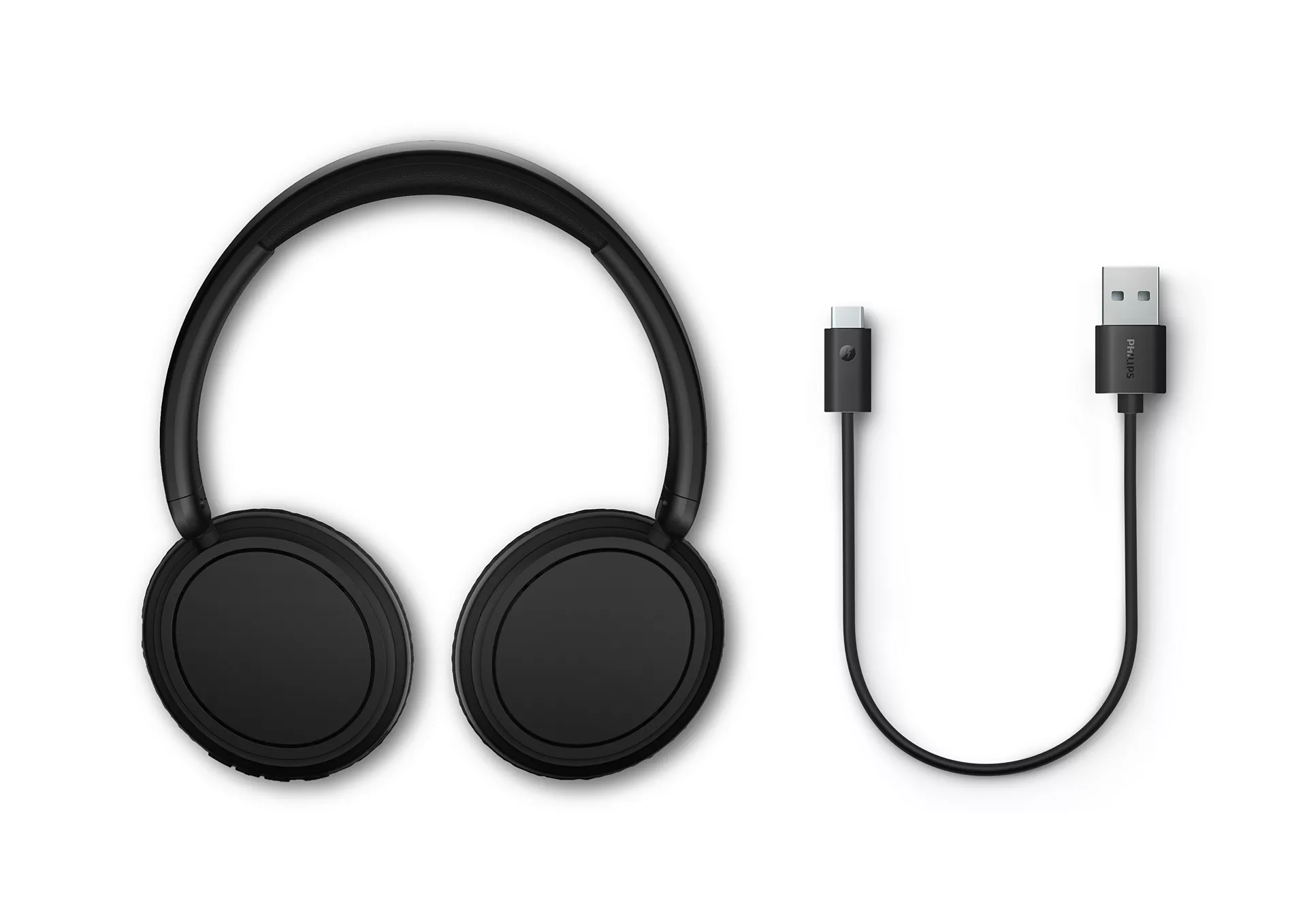 Siyah kulaklıklar ve beyaz bir arka plan üzerinde bir USB şarj kablosu.