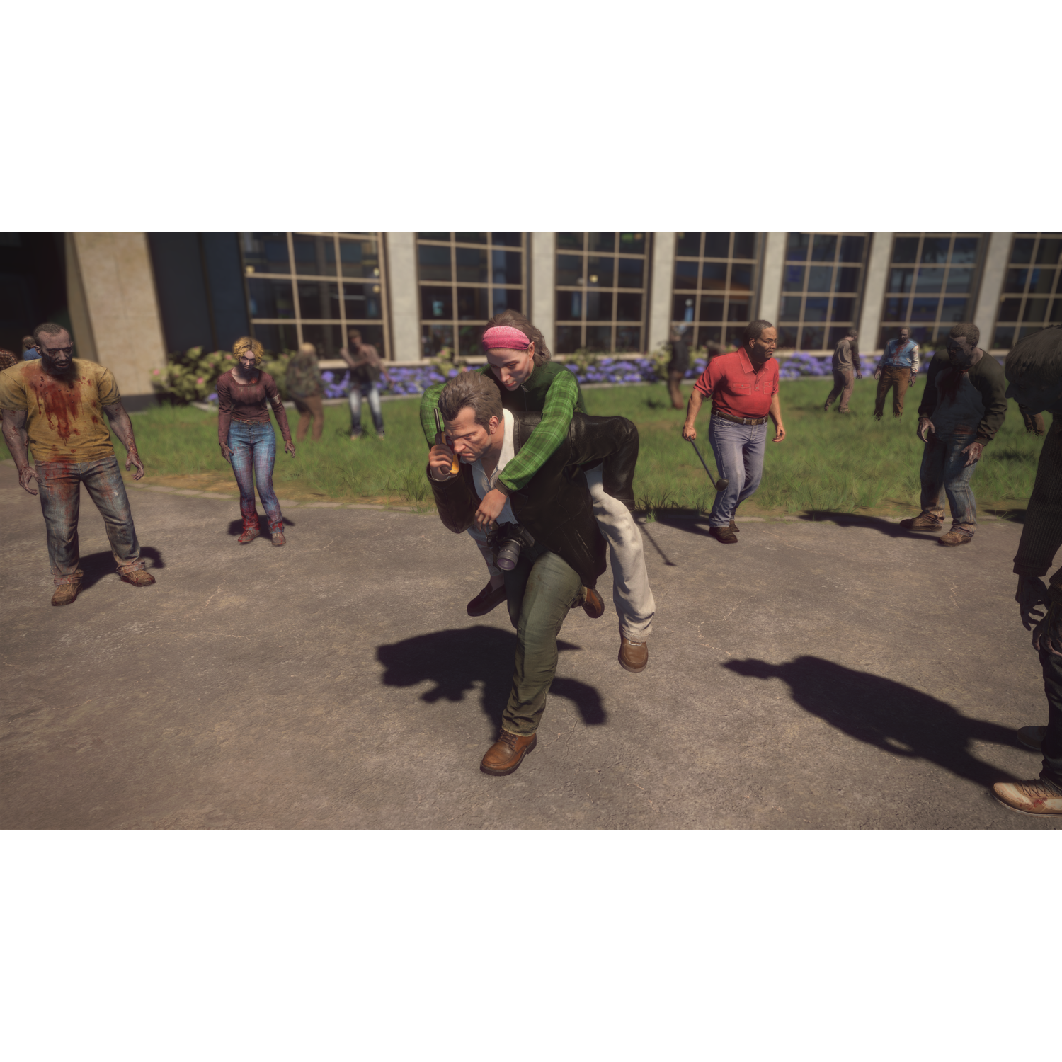 Een man die een vrouw draagt ​​terwijl hij door een gebied vol zombies loopt.