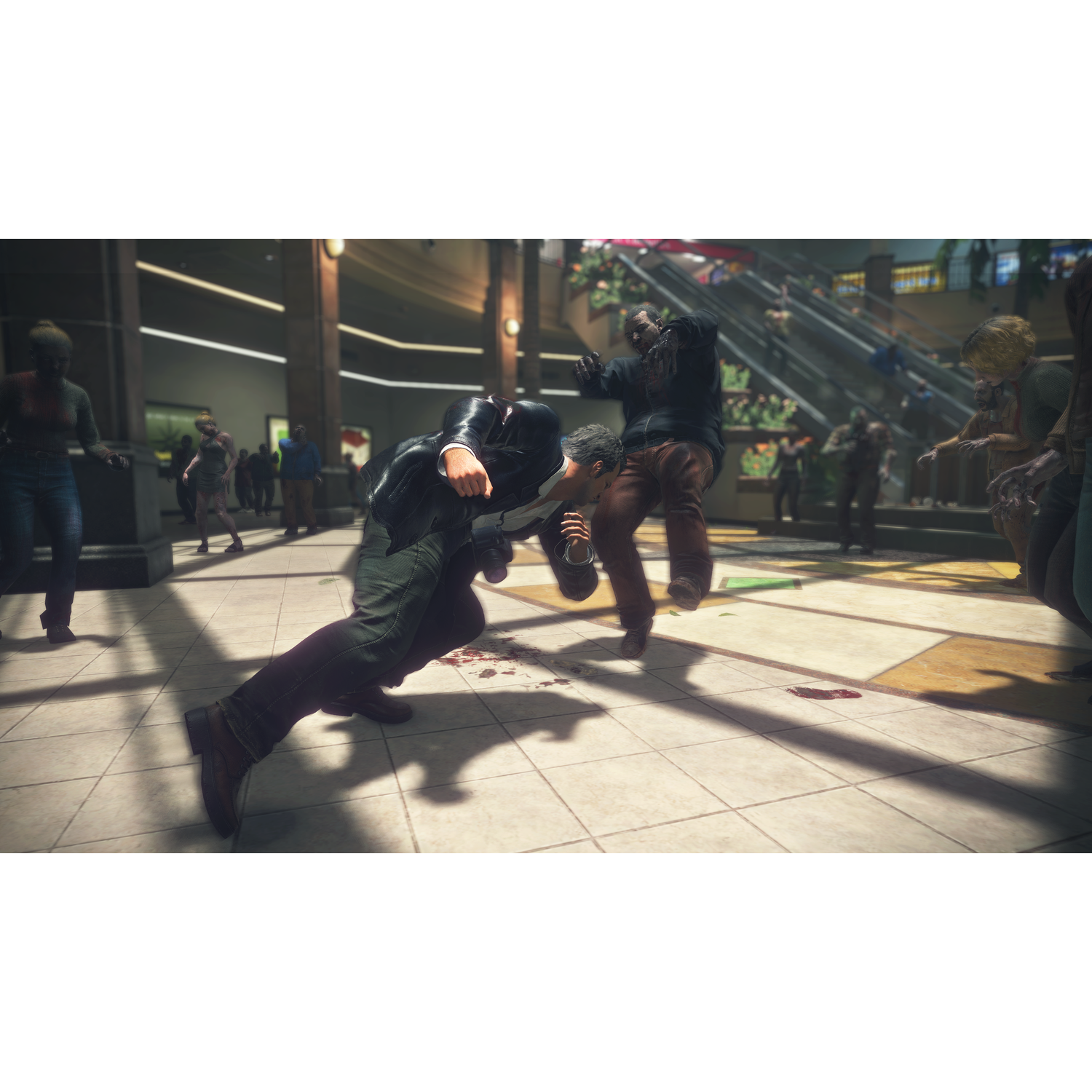 Scene uit een videogame met een man die vecht tegen zombies in een winkelcentrum. Roltrappen en mensen op de achtergrond.