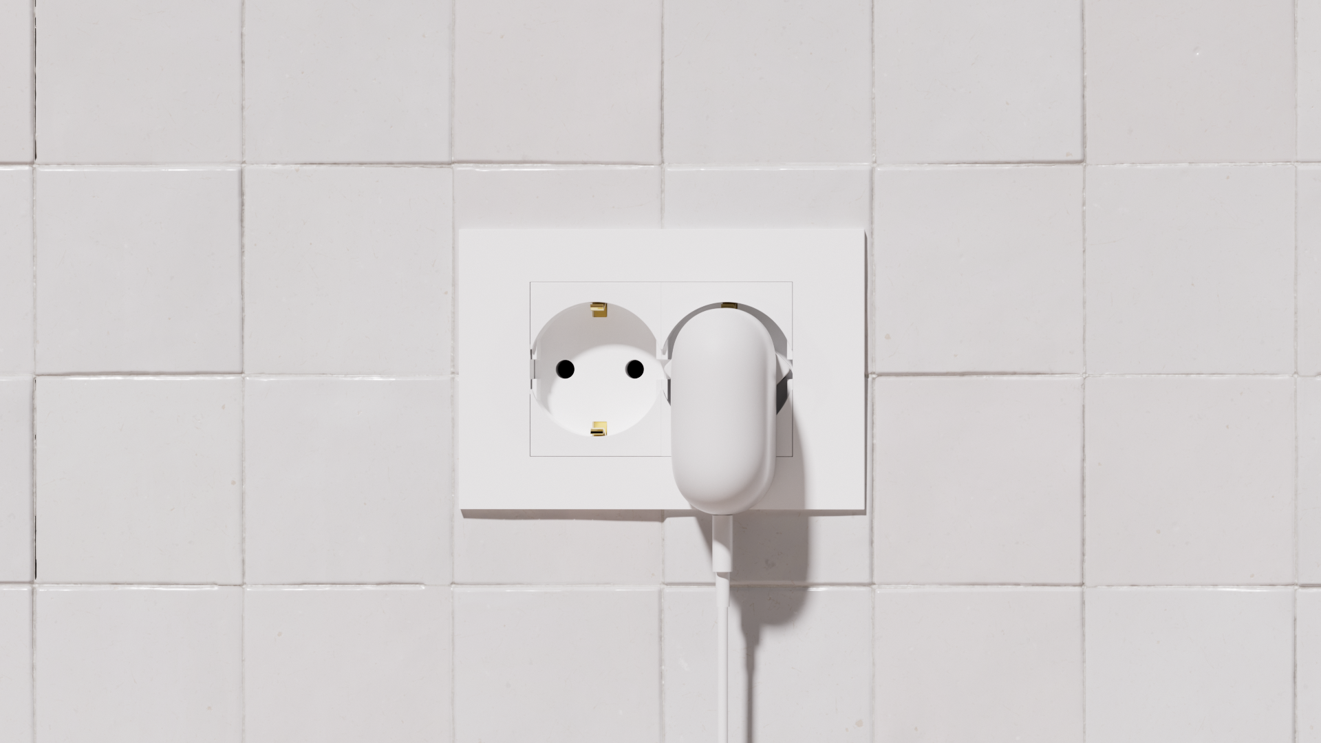 Weiße Steckdose mit eingestecktem weißen Stecker. Weiße Fliesen im Hintergrund.