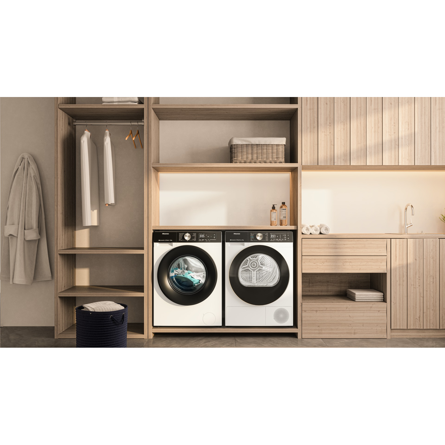 Een wasruimte met een wasmachine en droger, houten kasten en een wastafel met kraan.