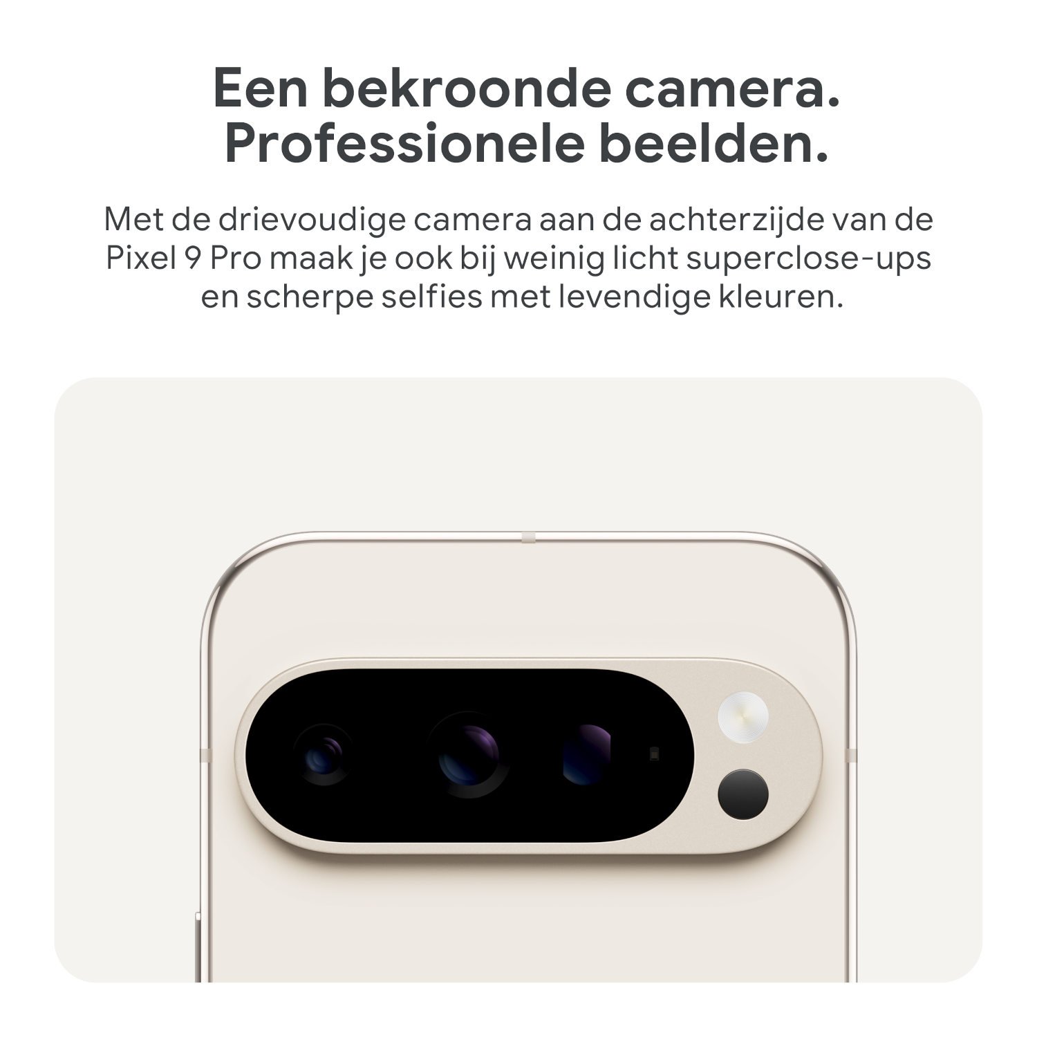 Close-up van de cameramodule van een smartphone met drie lenzen en een lichtsensor.