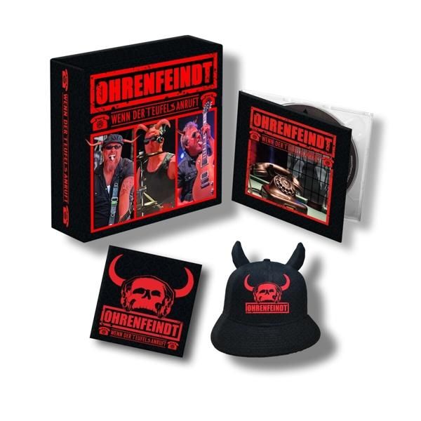 CD-Box-Set mit Bandmitgliedern auf dem Cover. Hut und Aufkleber mit Teufelshörnern.