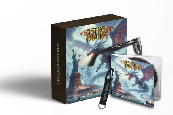 Box-Set mit CD und Schlüsselanhänger. Die Box hat eine Drachen- und Stadtgrafik mit dem Text: the end of it all.