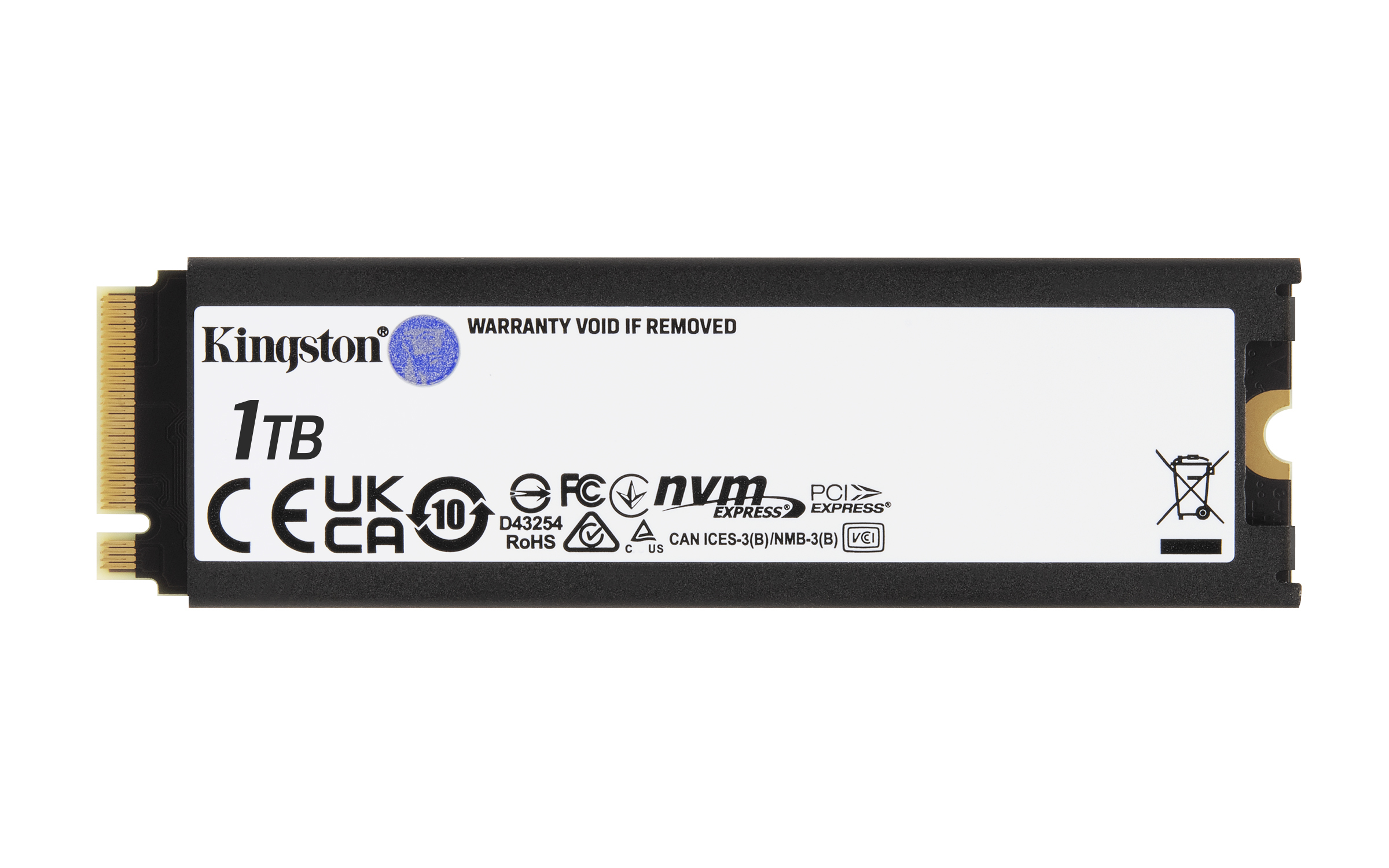 Eine schwarze Kingston 1TB SSD-Festplatte mit weißem Etikett und verschiedenen Logos, auf weißem Hintergrund.