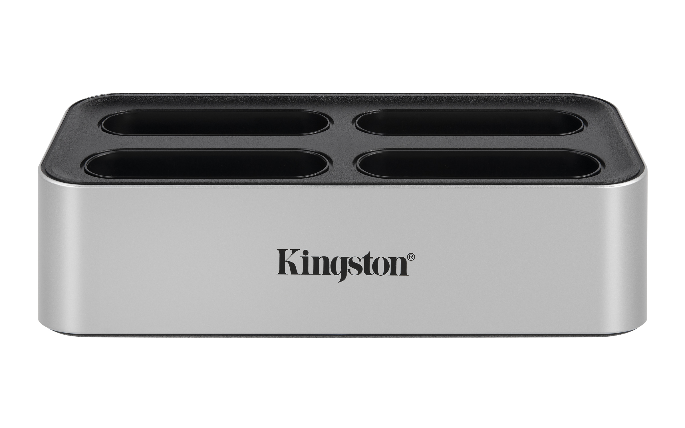 Silberner Kingston USB-Hub mit vier Steckplätzen. Das Kingston-Logo ist auf der Vorderseite.