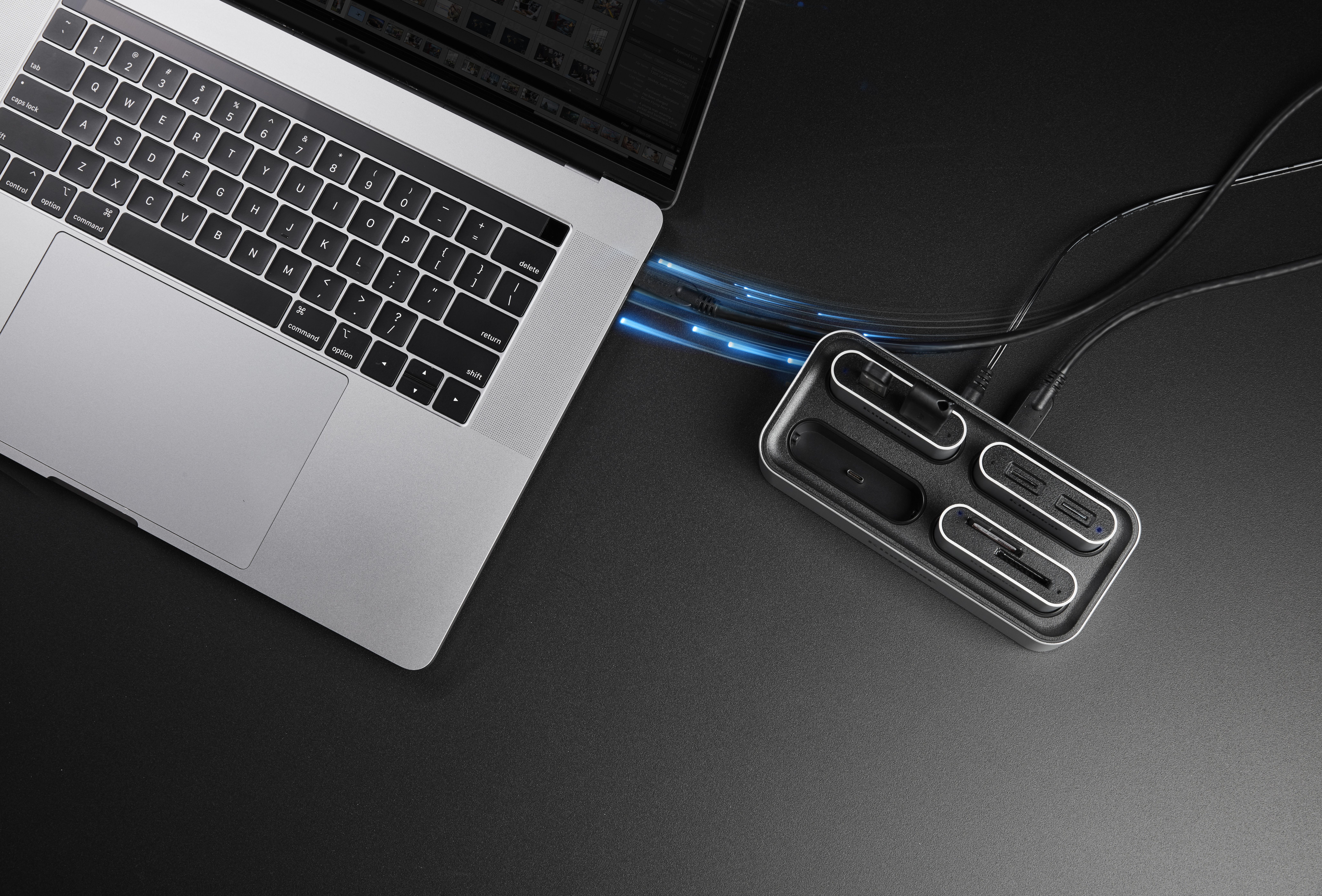 Laptop, verbunden mit Ladestation, mit mehreren USB-Geräten.