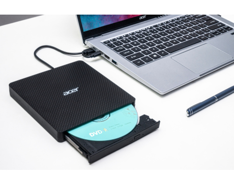 Ein externes Acer DVD-Laufwerk, das mit einem Laptop verbunden ist, mit einer DVD im Inneren.