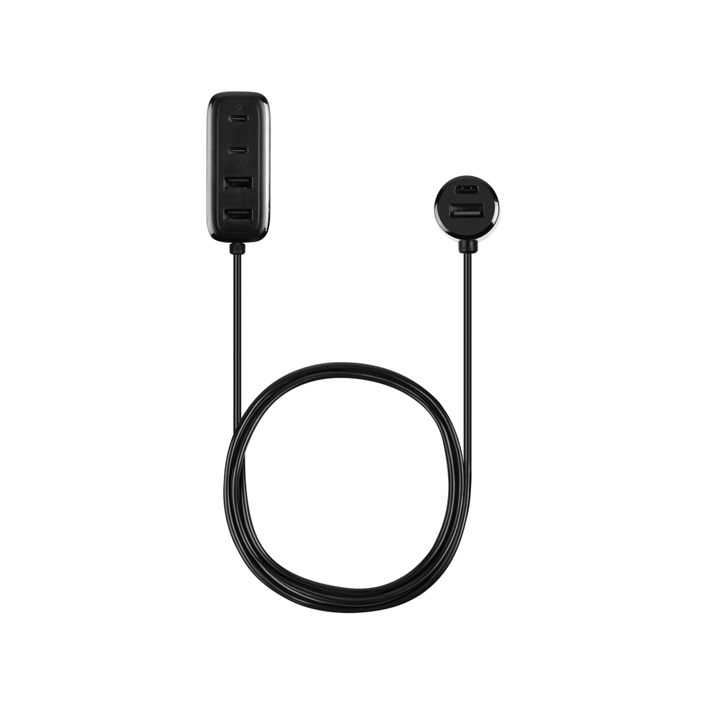 Üç bağlantı noktalı ve USB-C konnektörlü siyah USB hub. Siyah kablo siyah zeminde.