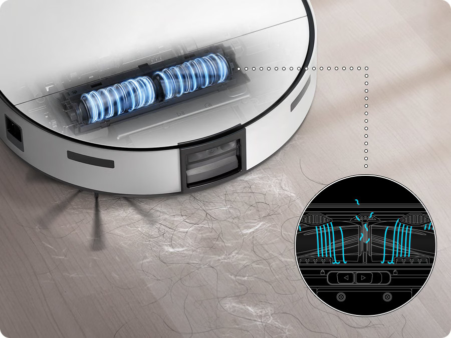 Zbliżenie robota odkurzającego na drewnianej podłodze ze śmieciami. Szczegół wewnętrznego systemu czyszczenia.