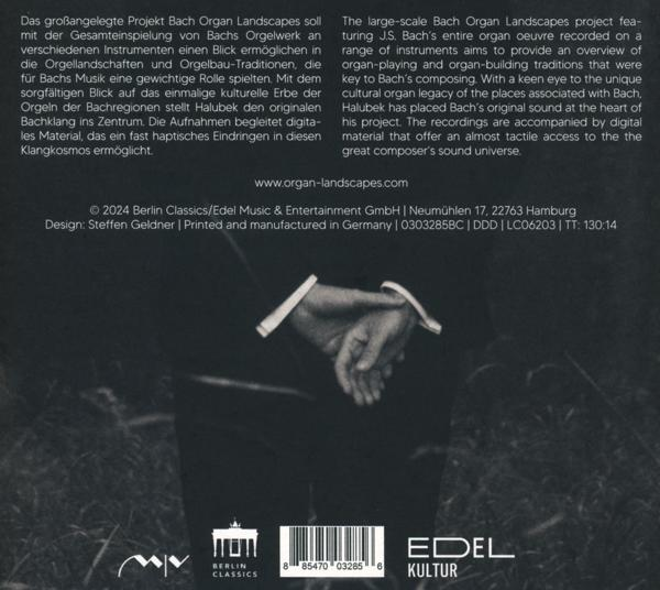 CD-Cover mit Text und einer Hand, die ein Musikblatt hält, im Wald.