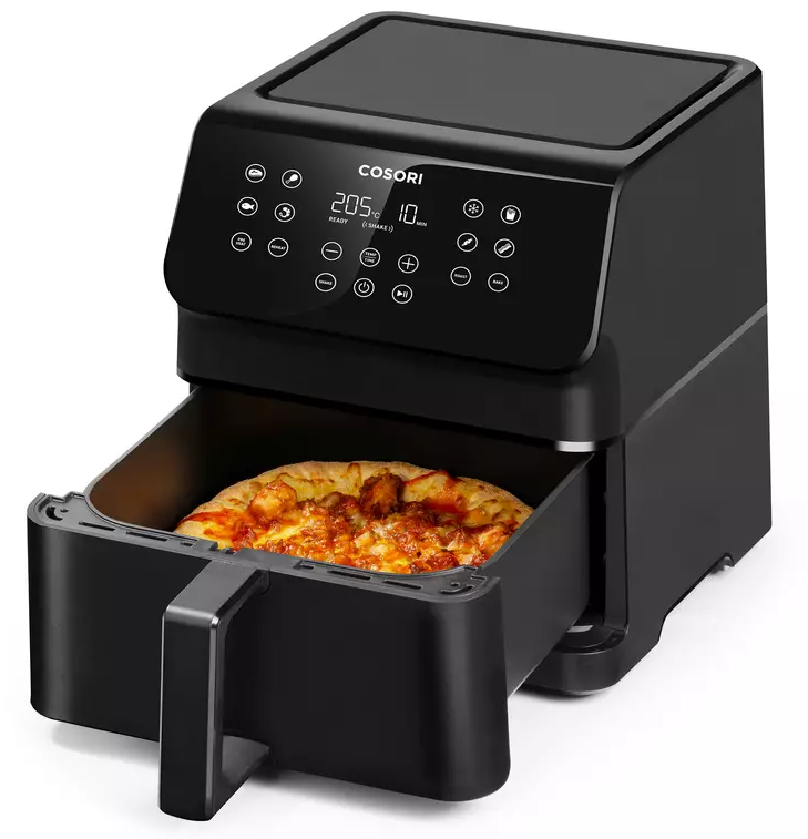 Egy fekete légkeveréses sütő pizzával, fehér felületen.