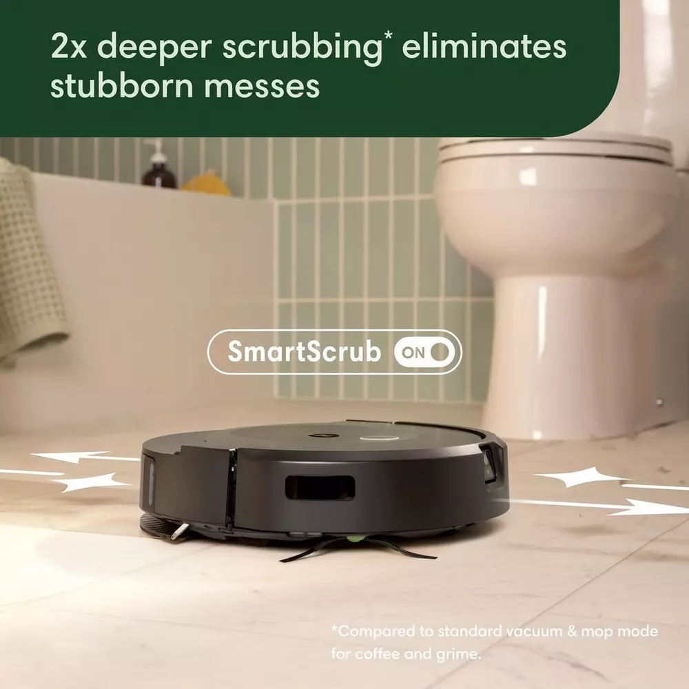 Roboter-Staubsauger auf weißem Fliesenboden, in der Nähe einer Toilette.