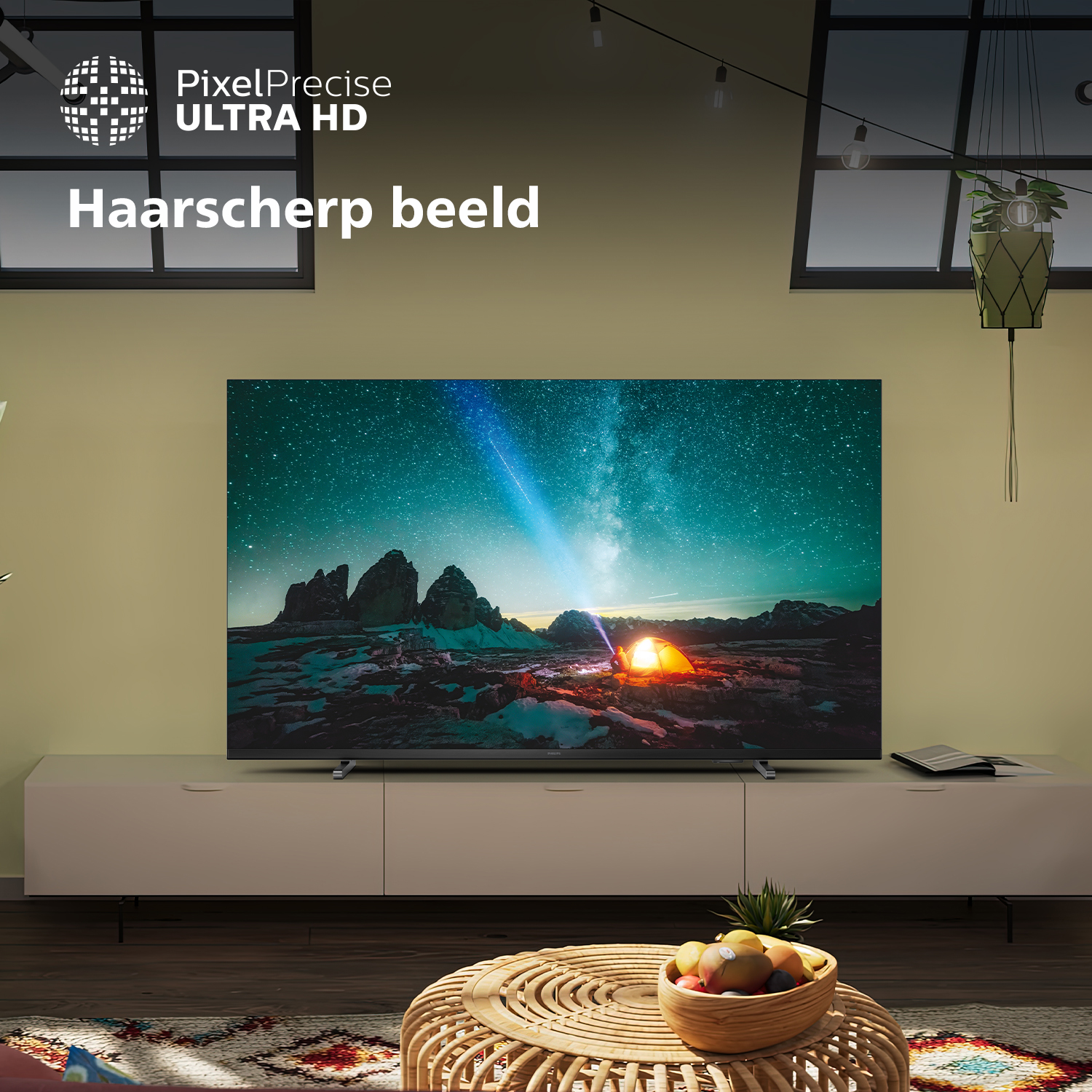 Een tv die een natuurscène weergeeft met een tent onder een sterrenhemel, met tekst.