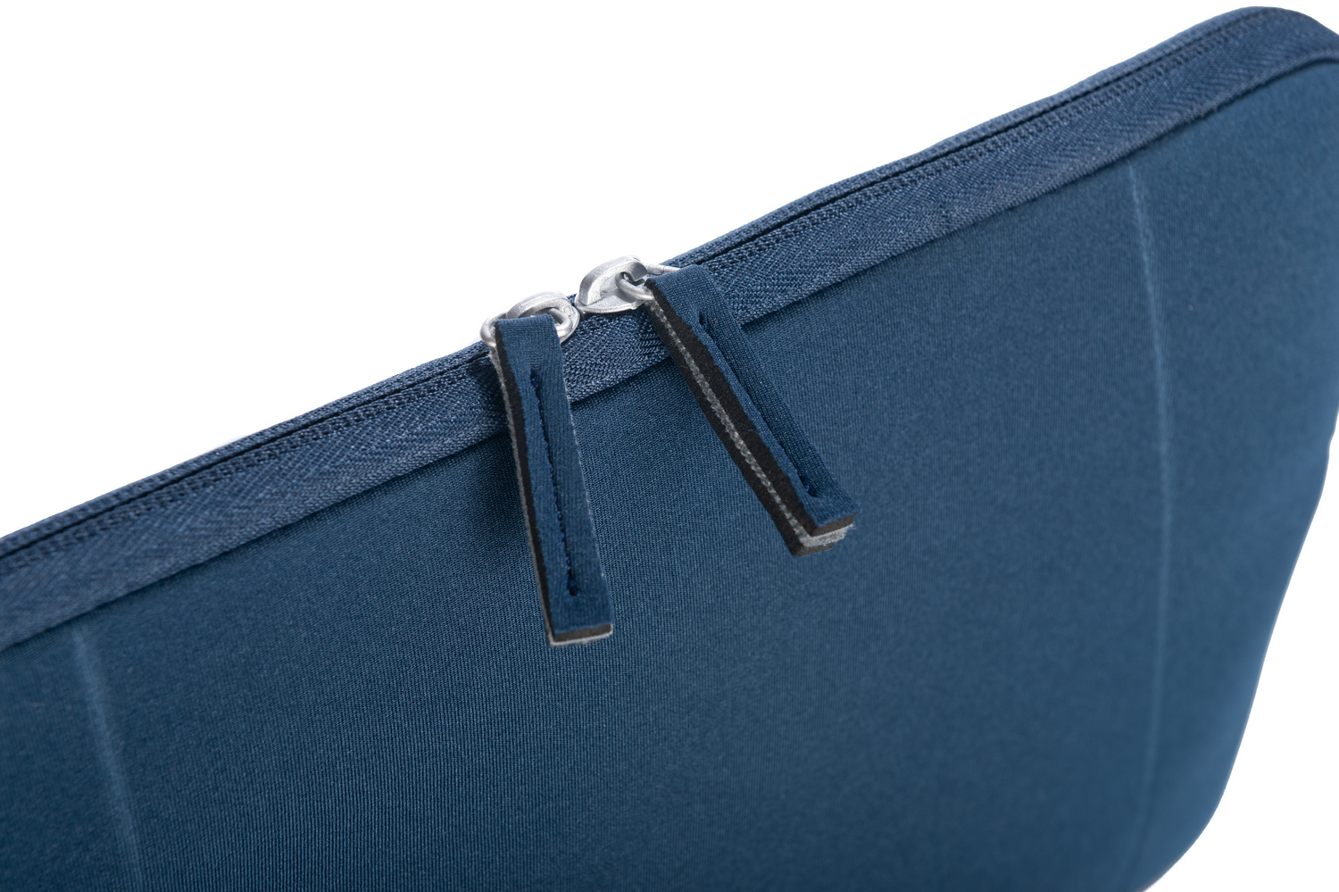 Primer plano de una funda para portátil azul oscuro con dos cremalleras plateadas.