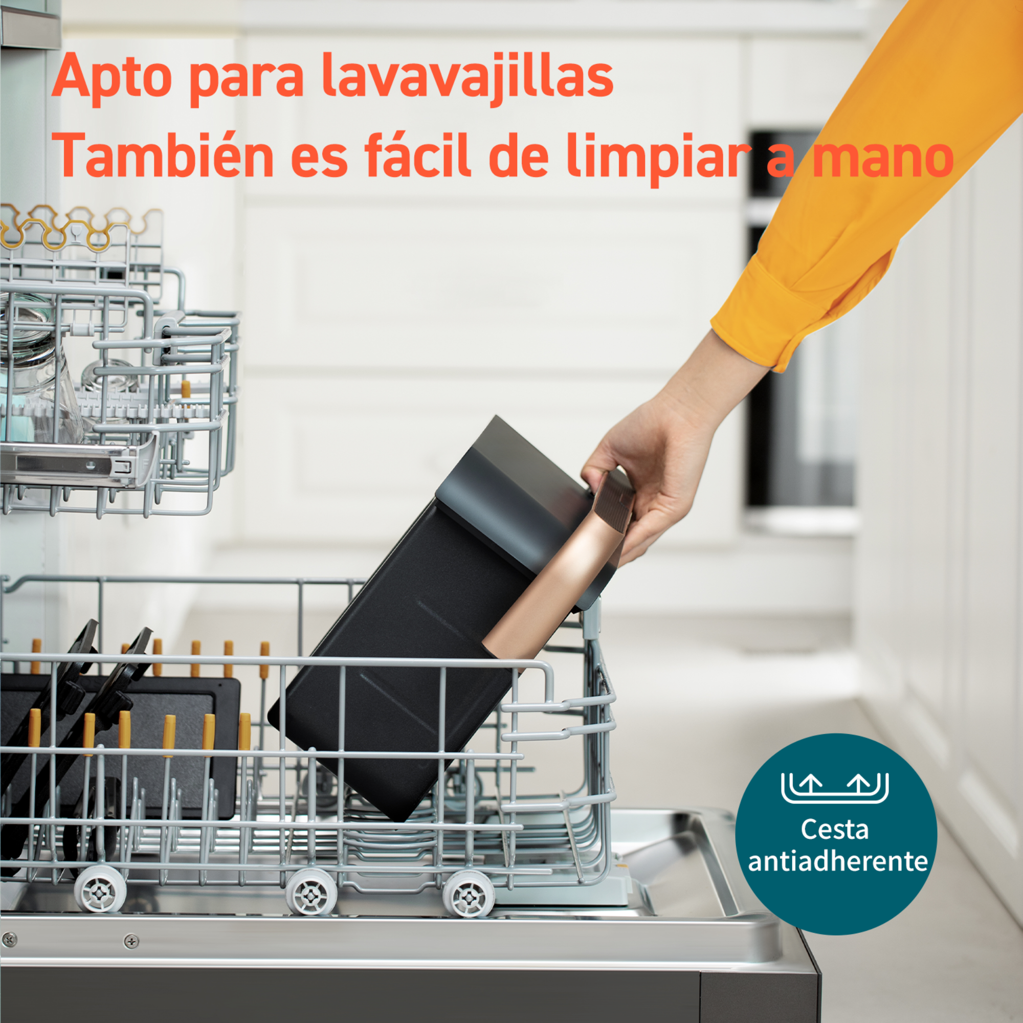 Mano colocando un objeto negro y cobre en un lavavajillas. Texto: Apto para lavavajillas. Fácil de limpiar a mano.