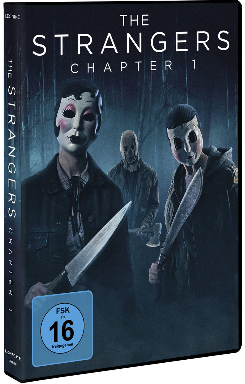 Filmcover von „The Strangers Chapter 1“. Drei maskierte Figuren mit Waffen stehen in einem dunklen Wald.