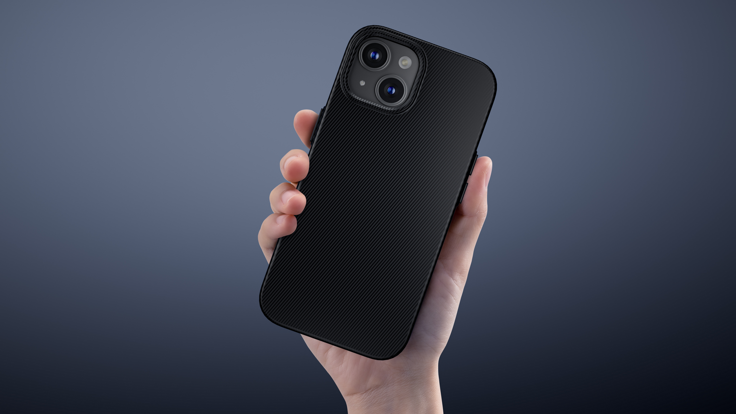 Mano sosteniendo una funda de teléfono negra con superficie texturizada.