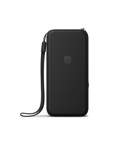 Funda de altavoz portátil Philips negra con correa sobre fondo blanco.