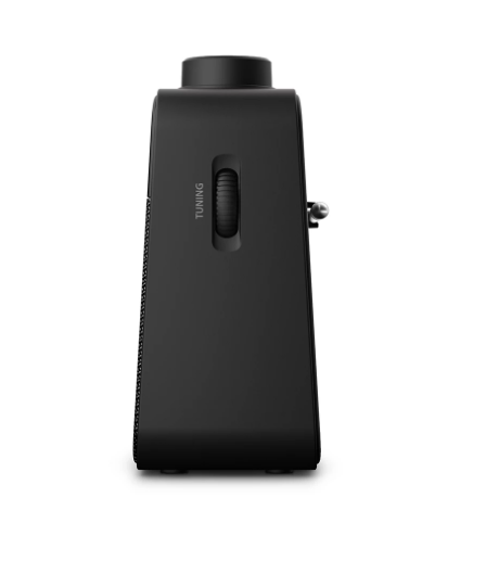 Un altavoz negro desde un lateral. Tiene un dial para sintonizar y la palabra 'TUNING' impresa.