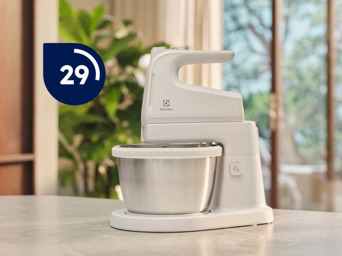 Fehér Electrolux keverő márvány felületen. Egy kék kör a 29-es számmal a sarokban.