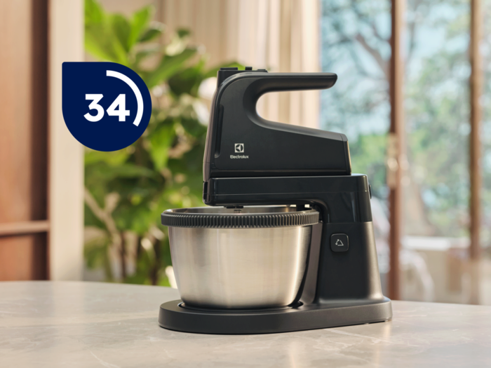 Fekete Electrolux konyhai mixer fehér háttérrel. Időzítő 34 másodpercet mutat.