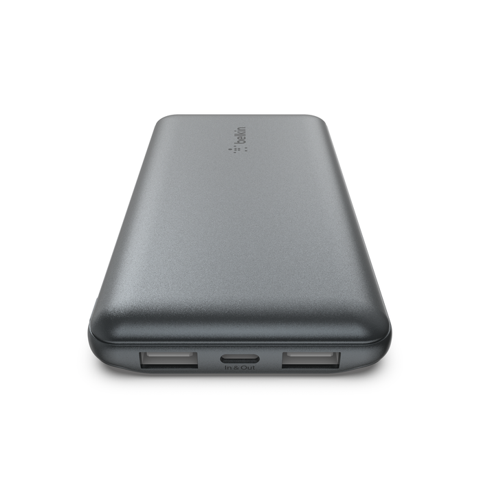 İki USB bağlantı noktası ve bir Giriş ve Çıkış bağlantı noktası olan gri, dikdörtgen powerbank.