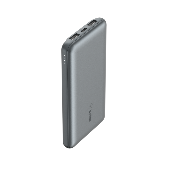 Gri Belkin taşınabilir şarj cihazı, üstte bağlantı noktaları ve Belkin logosunu gösteriyor.