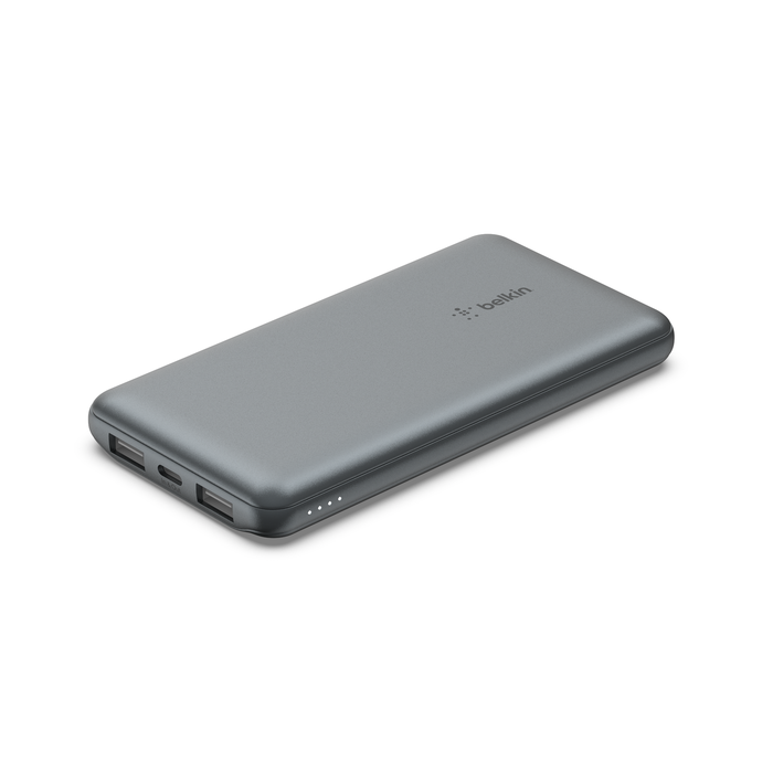 Beyaz zemin üzerinde gri bir Belkin powerbank, iki USB portu ve güç gösterge ışıklarıyla.