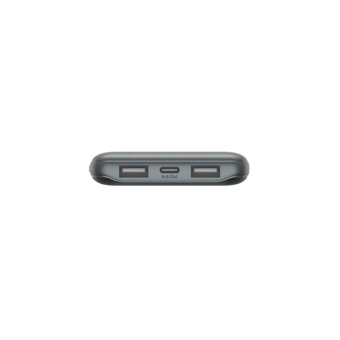 Siyah bir güç bankası. İki USB bağlantı noktası ve bir giriş/çıkış bağlantı noktasına sahip.