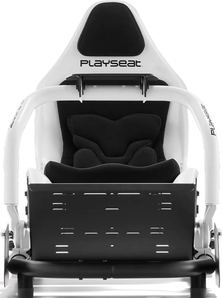 Una sedia da corsa bianca ha il logo Playseat. È posizionata su una base nera.