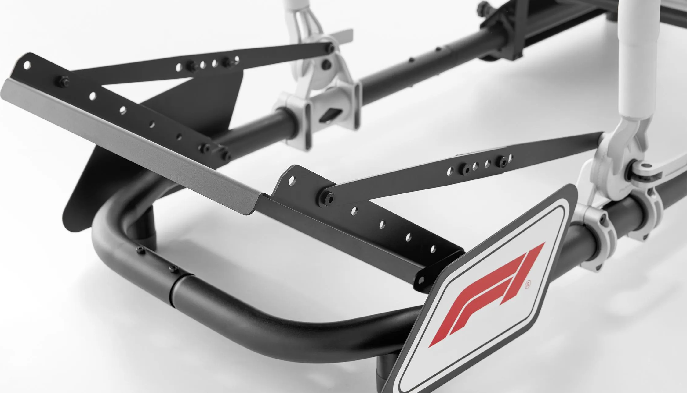 Telaio del simulatore di corse con logo F1. Componenti metallici neri e argentati.