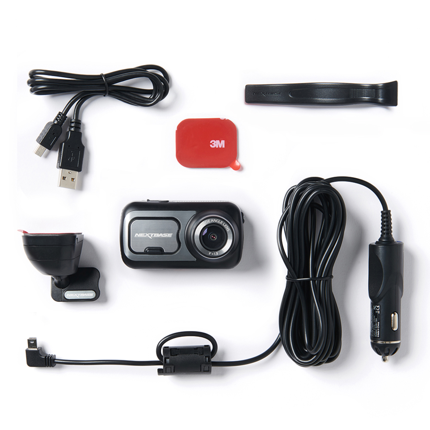 Een dashcam-opstelling omvat de camera, kabels en montageaccessoires.